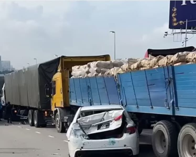 Driver taken to hospital after multi-vehicle accident along Woodlands Causeway 