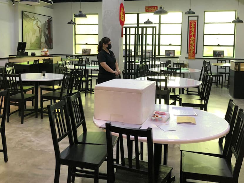 &ldquo;Business is so bad SDAs are ignoring us &rsquo;cos we&rsquo;re empty&rdquo; &mdash; Eateries See Thin Crowds Even With Dining Ban Lifted