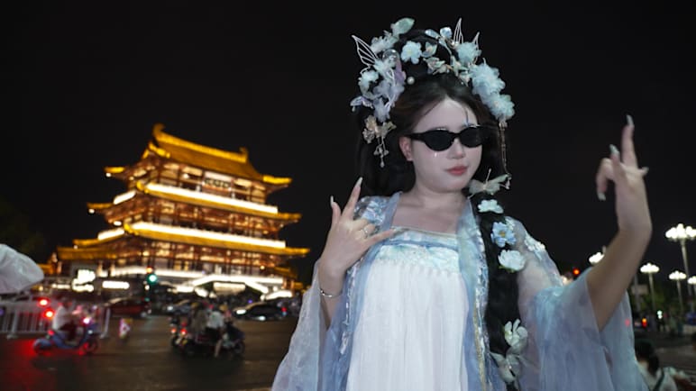 China's Night Boom - How China's Entertainment Capital Turns History Into Money At Night