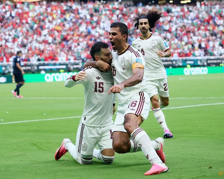 Baena strike sends Spain past Uruguay into World Cup knockouts