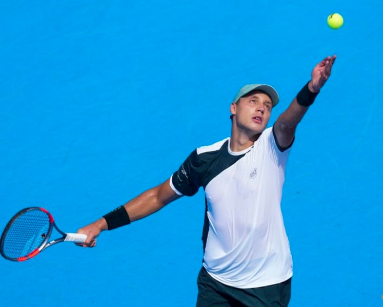 Alcaraz eases past Medjedovic in Cincinnati before rain forces suspension