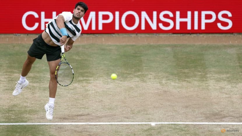 Alcaraz beats Lehecka in Queen's final to send Wimbledon statement