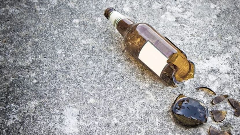 Lelaki dijel 15 minggu gara-gara buang 13 botol bir dari flat tingkat tujuh Lelaki dijel 15 minggu gara-gara buang 13 botol bir dari flat tingkat tujuh