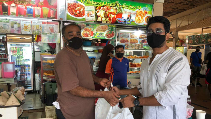 Musician raises money to buy food from hawkers and give it to migrant workers