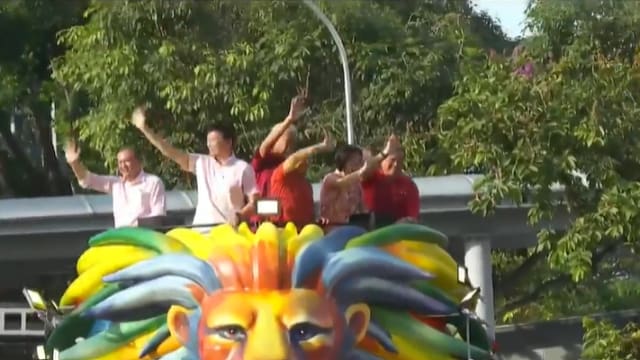 徐芳达在“妆艺在邻里”活动上 向居民介绍李宏壮