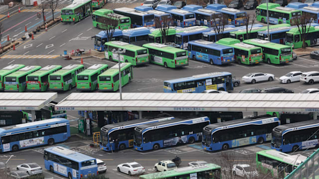 韩国首尔巴士工会大罢工 民众被迫提早出门上班