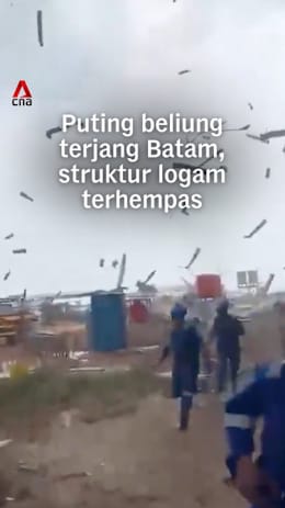 Puting beliung terjang Batam, struktur logam di lokasi proyek terhempas