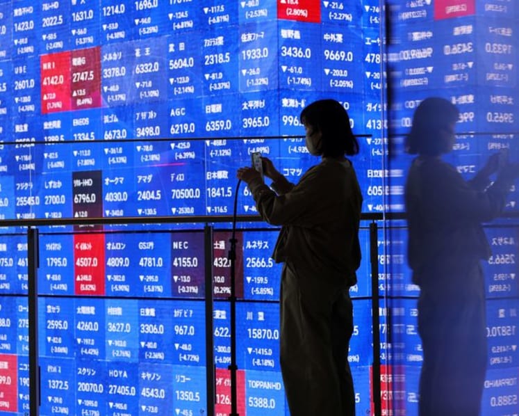 Oil soars, US stocks end muted on Iran worries with earnings, Fed in focus
