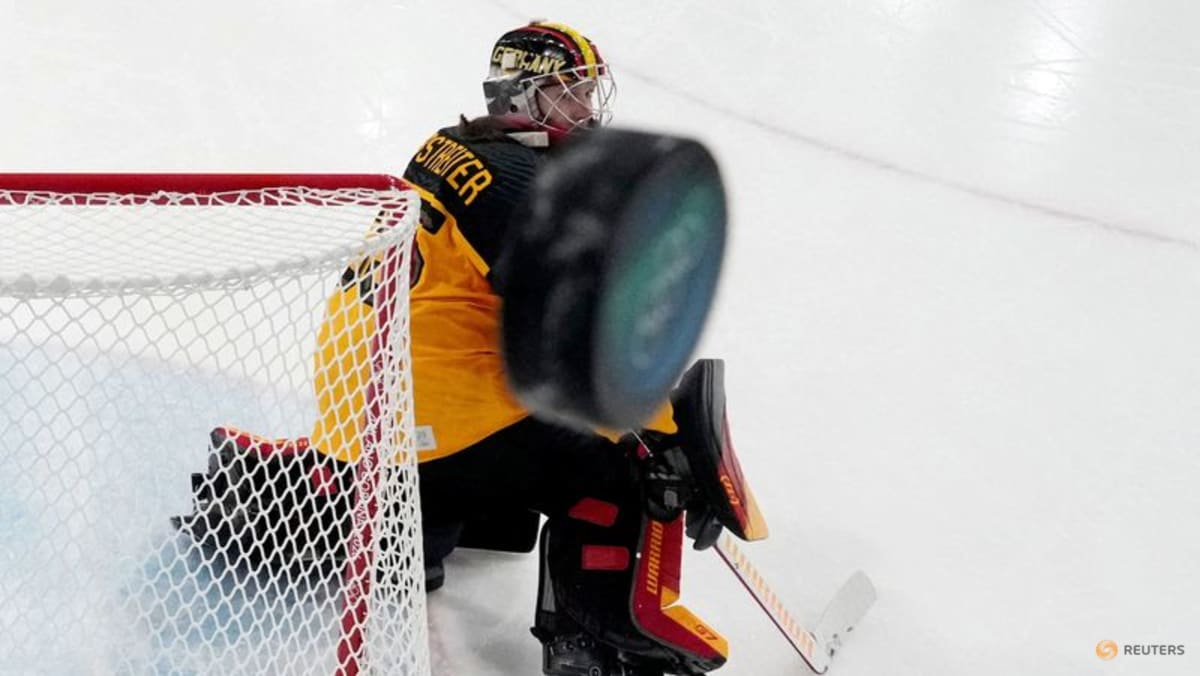 Ice hockey-Italy just want to have fun against women's hockey giants