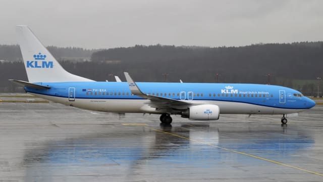 与失事济州航空客机同款 荷兰客机疑故障迫降冲出跑道