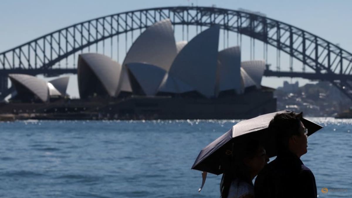 Sydney sweats in spring hot spell, faces 'extreme' bushfire risk