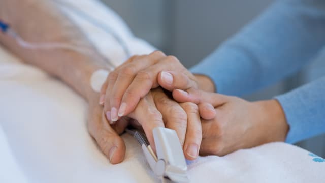 英国通过法案 让成年绝症患者合法安乐死