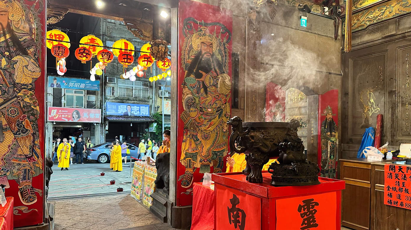 拿幼猫过香炉绕圈！民怒轰虐：神明前虐猫