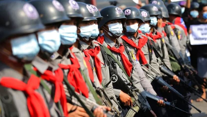 'Bencana demi bencana': Meski semakin lemah, junta Myanmar tetap guna senjata untuk tindas orang awam