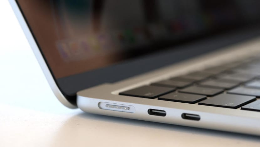 Man who sued woman for S$3 million after being rejected gets more cheating charges over fake MacBooks