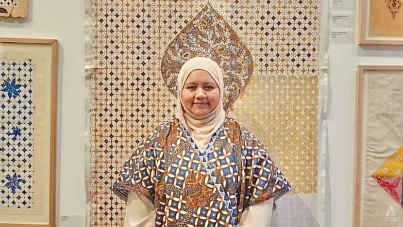 'Menghubungkan saya ke akar yang nyaris hilang': Batik bantu seniman ini kenang sang nenek