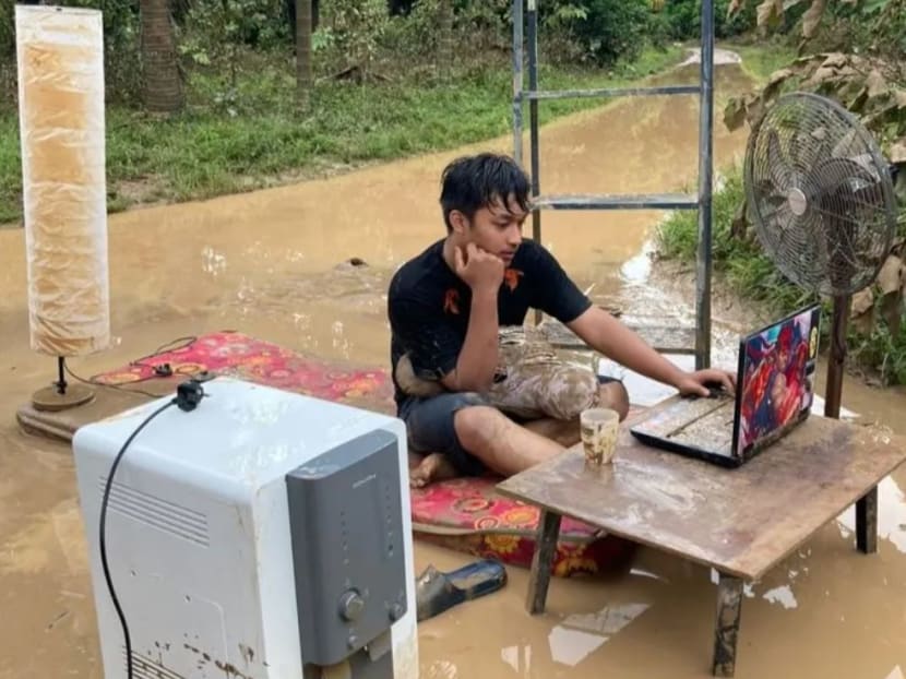 Twitter user @muhamadfaris22 took time out while waiting for floodwaters to subside by sharing an unusual take that highlighted the damage in his area.
