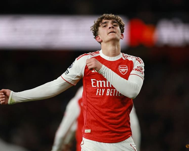 Arsenal stretch lead with win over Everton as City held by West Ham