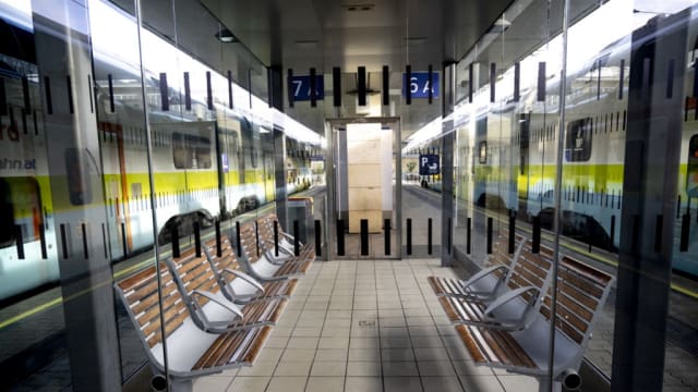 奥地利铁路工人罢工24小时 100万名乘客受影响