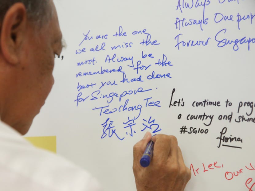 Former PAP MP for Changi Teo Chong Tee penning a tribute at the Remembering Lee Kuan Yew event at PAP Headquarters last week. Photo: Ooi Boon Keong
