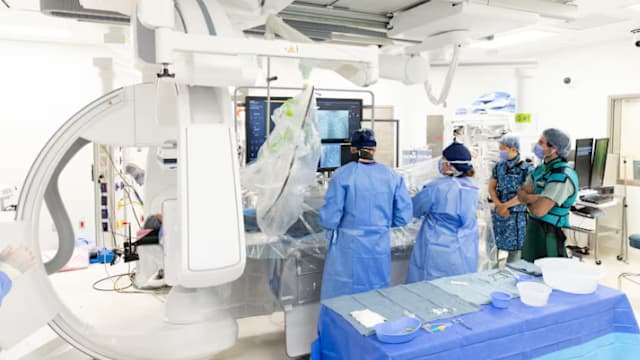 加拿大完成十例远程机器人手术 医生隔空操作为偏远患者争分夺秒