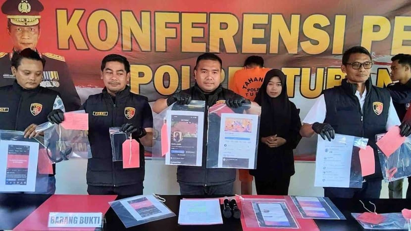 Sita cambuk dan kalung rantai, buat apa? Polisi ciduk dua anggota grup Facebook Gay Tuban