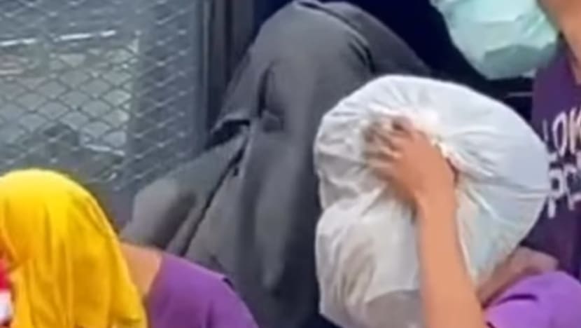 Pelawak Malaysia diheret ke mahkamah atas tuduhan miliki ganja Pelawak Malaysia diheret ke mahkamah atas tuduhan miliki ganja