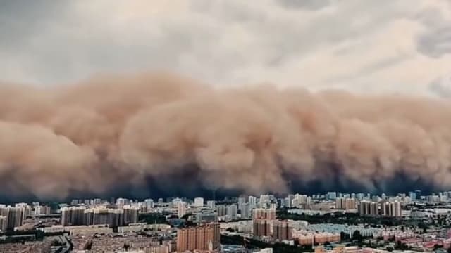 新疆沙尘暴大风降雪 逾4万人滞留甘肃酒泉
