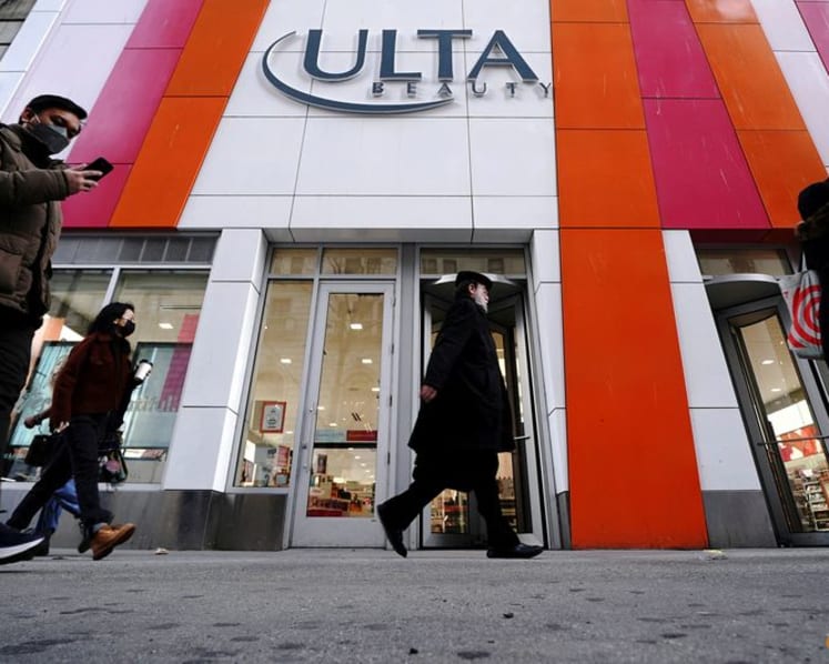 Retailers tap AI shopping traffic but fight to keep customer data