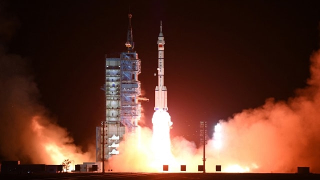 神舟15号太空人将择机 首次出舱漫步太空