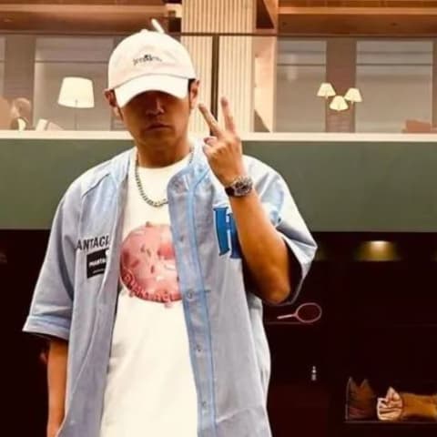 周杰伦霸气回应:照片画质遭质疑,老子没时间!