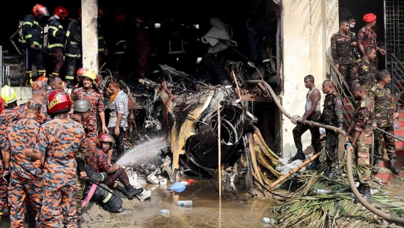 Jet angkatan udara Bangladesh jatuh di kampus, sedikitnya 19 tewas, puluhan luka-luka 