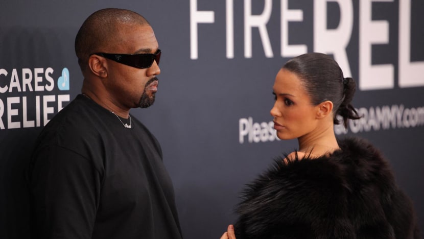 Istri Kanye West bikin heboh Grammy 2025, nyaris telanjang dengan gaun transparan