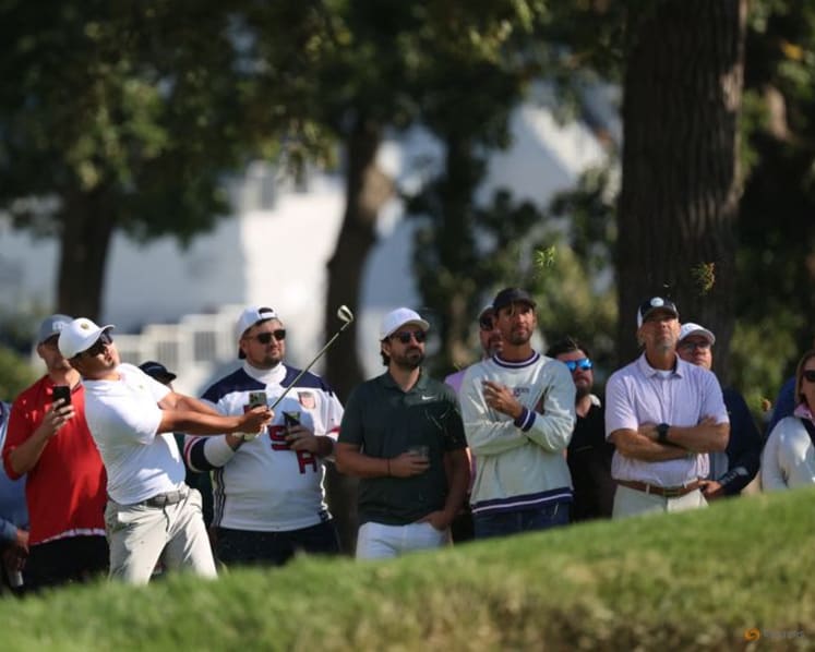 Internationals keep upset hopes alive at Presidents Cup