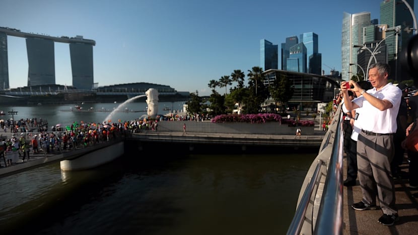 5,000 Singaporeans celebrate SG50 with brisk walk around Marina Bay