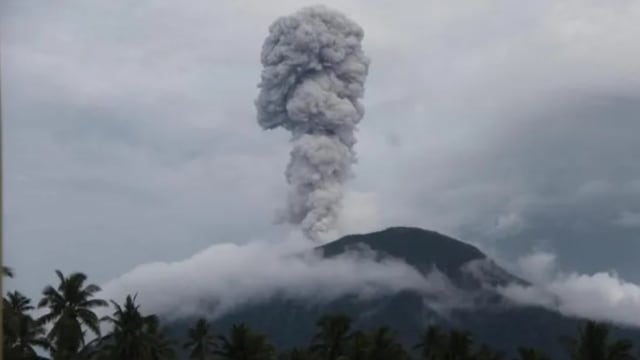 印尼伊布火山喷发 喷出火山灰柱高3.5公里
