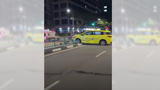 德士疑似失控撞分界栏 司机与四名乘客送院