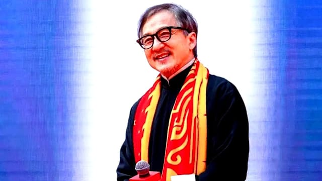 那些年不要命拍戏的成龙，如今可能承受着什么样的后遗症？