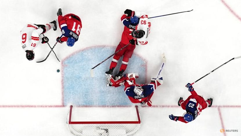 Ice hockey-Masterful Canada shut out Czechs, US work out early kinks v Latvia