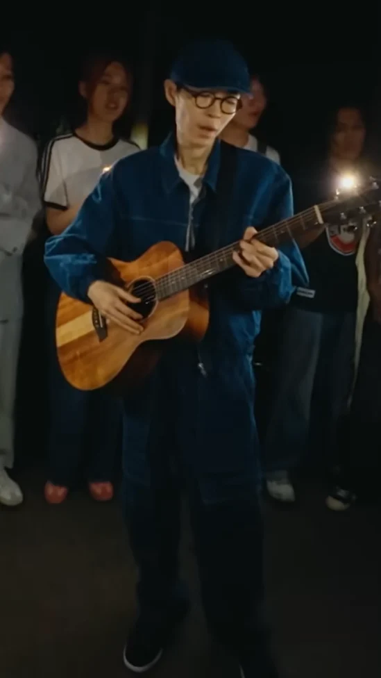 方大同离世1周年！突现身MV最后25秒弹唱