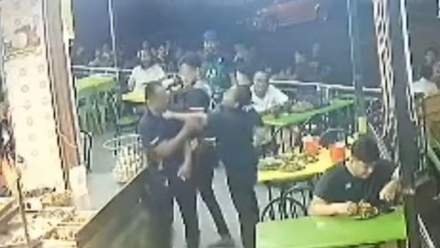男子不满嘛嘛档抽烟被阻 向孕妇吐烟爆发冲突