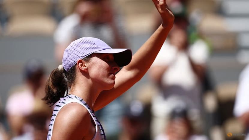 Swiatek cruises, Wawrinka concludes French Open chapter with loss
