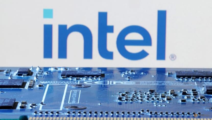 Intel trims full-year expense outlook following Altera stake sale