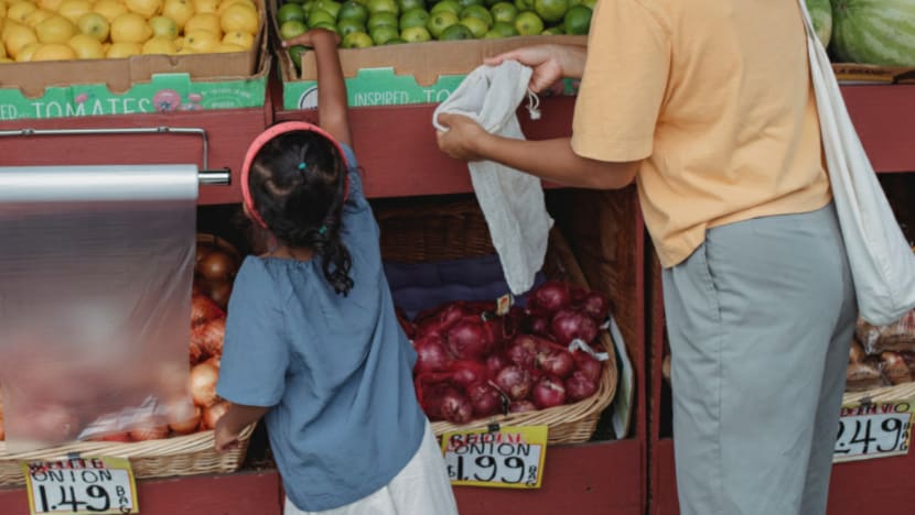Kos bahan mentah naik hingga 30%, 'Raya Inflasi' tetap meriah Kos bahan mentah naik hingga 30%, 'Raya Inflasi' tetap meriah