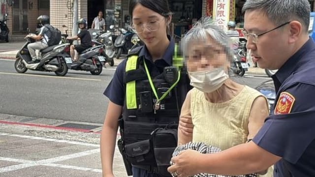 在捷运抢位被踹飞 台老妇被曝曾用伞打伤女童