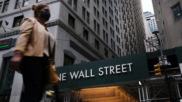 美国华尔街股市涨跌互见