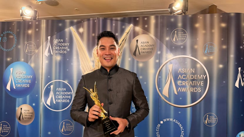 Hisyam Hamid terharu rangkul piala di Anugerah Kreatif Akademi Asia 