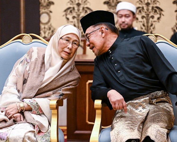 PM Lee congratulates Anwar Ibrahim on his appointment as Malaysia's 10th prime minister