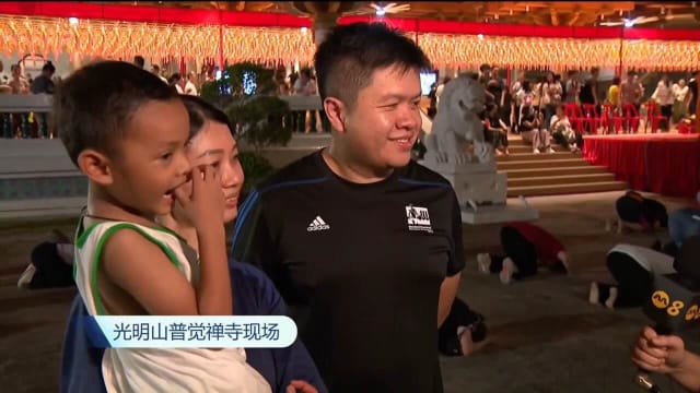 光明山普觉禅寺三步一拜活动 白天参与信众已完成活动