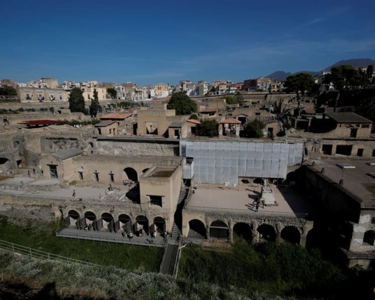 Complete text of carbonised Herculaneum scroll unlocked for first time